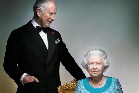 Zum Abschluss des Jubiläumsjahres veröffentlichte der britische Palast noch dieses Foto von Mutter und Sohn - dem nächsten K...