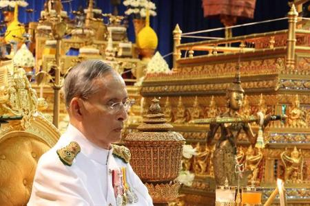 Doch es gab auch traurige Momente für Monarchie-Fans: König Bhumibol von Thailand starb am 13. Oktober mit 88 Jahren. 70 Jah...