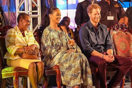 Der schipperte als Repräsentant der Queen im Spätherbst durch die Karibik. Unter anderem traf er dabei auf Superstar Rihanna...