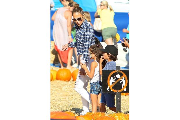 Jetzt aber schnell! Am Wochenende tummelten sich die Promis in West Hollywood, um beim Kürbishändler Mr. Bones Pumpkin Patch...