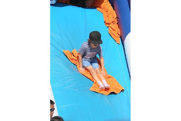 ...will sich den Spaß nicht entgehen lassen. Die gruselige Geisterrutsche scheint bei den Promi-Kids generell gut anzukommen...