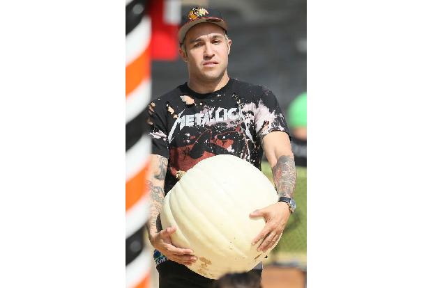 ...Rocker Pete Wentz ganz offensichtlich schon gesichert und sich einen richtig schweren Brummer geangelt. Wieviel der wohl ...