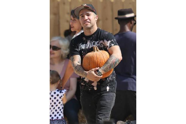 ...Kürbis allein noch lange nicht aus - und so schnappt sich der Rocker gleich noch einen zweiten. Aber irgendwie scheint er...