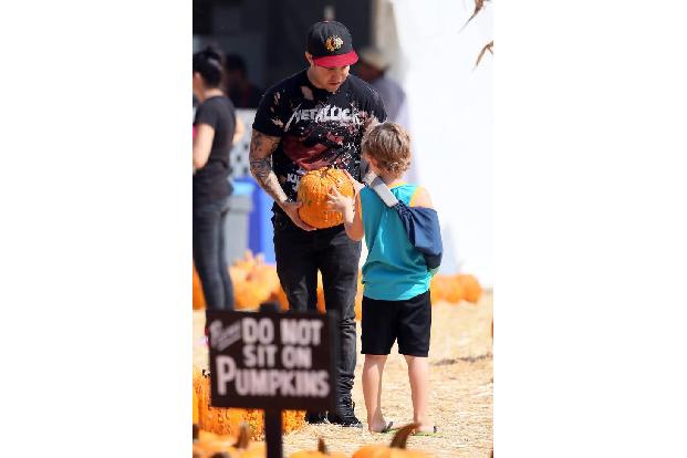 ...der Fall Out Boy-Bassist mit Söhnchen Bronx einen echten Kürbisexperten mitgebracht. Der 5-Jährige hat seinen Papa schon ...