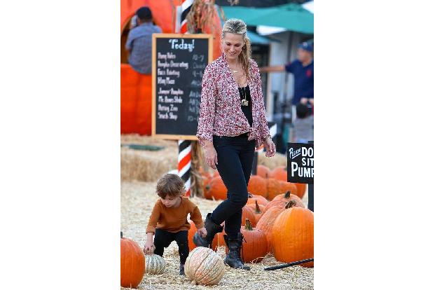 ...werdende Mama ihren Junior mit auf die Suche nach dem perfekten Deko-Kürbis nimmt. Die großen orangefarbenen Gewächse sch...