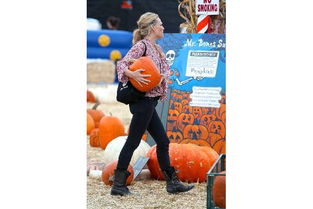 ...die Auswahl treffen. Im nächsten Jahr hat die schöne Blondine dann schon zwei kleine Kürbisjäger mit dabei. Das Model gab...