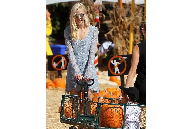 ...für ihr Söhnchen James ein praktisches Fortbewegungsmittel ausgesucht. So kann in dem Gedränge auf dem Kürbisfeld garanti...