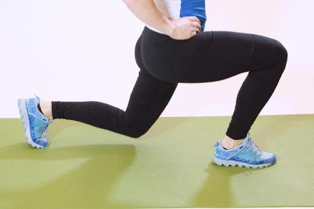 Um die Gelenke zu schonen, sollte bei Ausfallschritten das vordere Knie nie über die Zehenspitzen ragen
