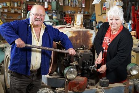 Günter und Rosi verstehen sich - auch in der Traktor-Werkstatt