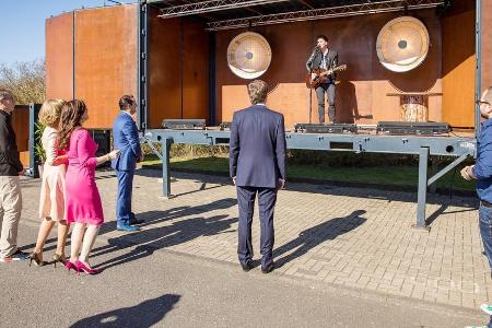 Die Löwen vor einer 