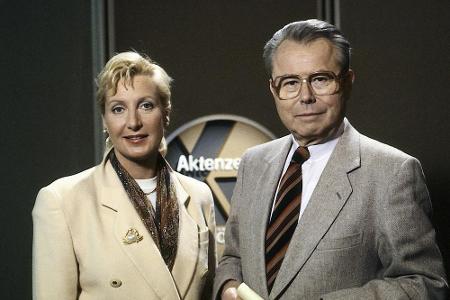 Von 1997 bis 2001 führten Butz Peters und Zimmermanns Tochter Sabine Zimmermann (66) durch die Sendung. Eduard Zimmermann mo...