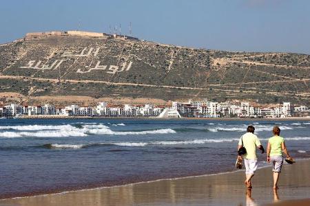 Agadirs Hausberg Kasbah mit den berühmten arabischen Schriftzeichen