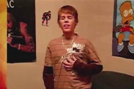 ...seinem Kinderzimmer, von wo Justin eigene Cover-Versionen erfolgreicher Pophits von Justin Timberlake oder Usher bei YouT...