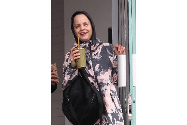 ...natürlich zeigt sich ebenfalls Kollegin Mena Suvari und hat keine Angst, dass sie die Paparazzi vielleicht in einem nicht...