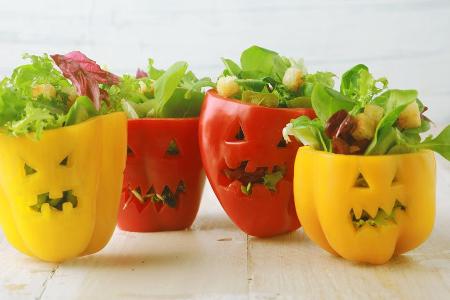 Schön schaurige Paprikaköpfe mit grünem Salat