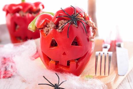 Mit der passenden Deko sieht das Halloween-Gericht gleich noch furchteinflößender aus