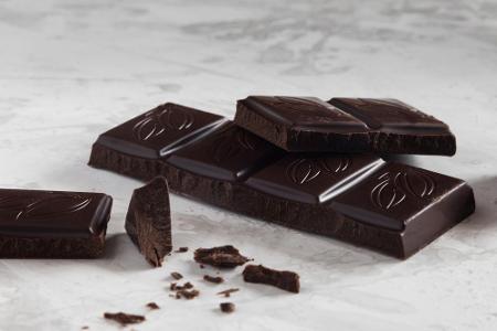 Schokolade ist gut fürs Herz und die Gefäße: Denn die darin enthaltenen Flavonoide (sekundäre Pflanzenstoffe) senken den Blu...