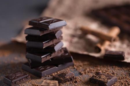 Schokolade kann Eisenmangel vorbeugen! Zum Vergleich: Während in 100 g Spargel etwa 2 mg Eisen stecken, sind es bei Schokola...