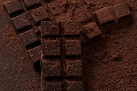 Und last but not least: Schokolade macht glücklich! Denn beim Verzehr wird der Einstrom der Aminosäure Tryptophan ins Gehirn...