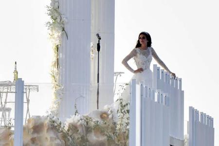 Was für eine wunderschöne Braut, in einem wunderschönen Kleid, vor einer wunderschönen Kulisse! Würde man die Hochzeit von R...