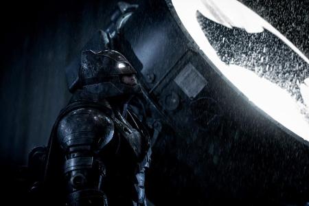 Wie den Boxkampf des Jahrtausends kündigte Schurke Lex Luthor den Showdown der Superhelden in 