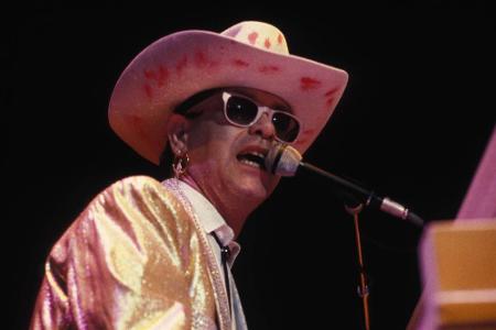 Legendär sind vor allem Elton Johns verrückte Bühnen-Kostüme der 70er und 80er. Egal ob als glitzernder Cowboy...