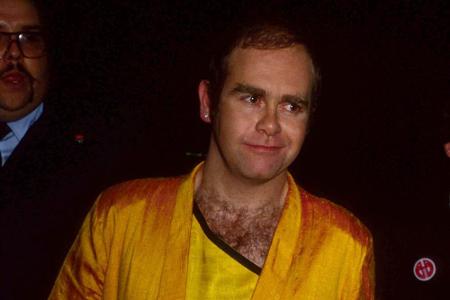 Die leuchtenden Gelbtöne dieses Outfits lenken fast von Elton Johns hervorquellendem Brusthaar ab. Fast.