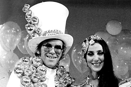 In den 70ern haben sich Elton John und Cher offenbar regelmäßig gegenseitig zu schrillen Mode-Höchstleistungen angestachelt.