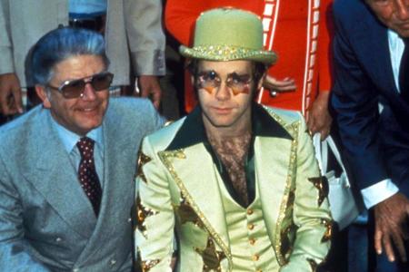 Für besondere Anlässe muss man sich eben herausputzen - auch für die Ehrung mit einem Stern auf dem Walk of Fame hatte Elton...