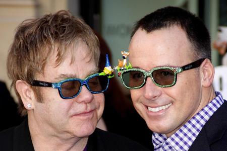 Heutzutage gibt sich Elton John meistens doch etwas bedeckter und setzt vor allem mit seinen Brillen Akzente. Zur Premiere v...