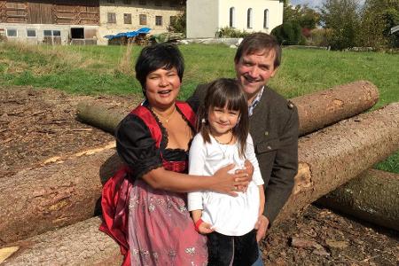 Narumol und Josef mit der gemeinsamen Tochter Jorafina