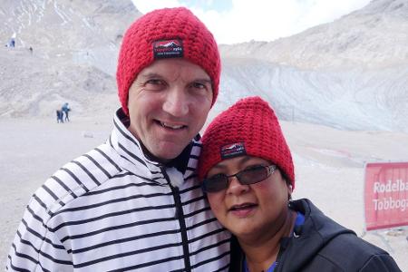 Josef und Narumol bei einem Ausflug auf die Zugspitze - die Ferienabenteuer des Paares zeigt RTL am 31. Januar