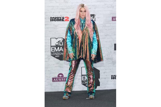 ...Kesha noch einmal so richtig verrückt wurde: Glitzer über Glitzer zu rosafarbenem Haar - die Cowboy-Meerjungfrau wurde be...