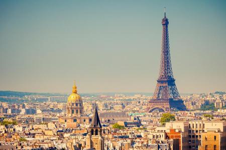 PLATZ 2 Paris, Frankreich: Ein Pain au Chocolat in einem Straßencafé genießen, nach einem Tag an der Seine und dem Bestaunen...