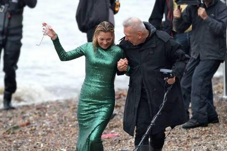 ...Frau Moss angeheitert und ausgelassen aus der Themse steigt und am Ufer hin- und her schwankt, dann natürlich nur am Arm ...