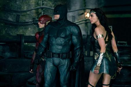 Und so tummeln sich schnell The Flash, Cyborg und gar Aquaman an ihrer Seite. Doch ist das heldenhafte Bündnis zu spät? DCs ...