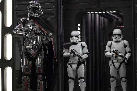 Wer steckt hinter diesen Uniformen in 