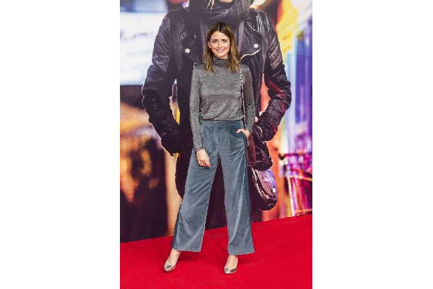 ...muss sich auch eine Eva Padberg nicht. Mit stylisher Samthose und Glitzer-Oberteil könnte sie uns schon DAS Lieblings-Wei...