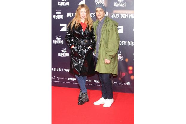 ...wurde es mit Palina Rojinski und Kostja Ullmann, die ihre Statement-Mäntel nicht ausziehen wollten. Müssen sie bei diesen...