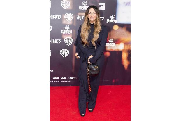 ...Comedienne Enissa Amani ließ sich das natürlich nicht entgehen und wagte sich gewohnt stylish auf den roten Teppich in Ha...