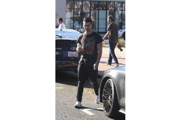 ...den Frauen vorbehalten! Auch Männer können sie tragen. Und so weiß nun jeder, dass Joe Jonas AC/DC gut findet.