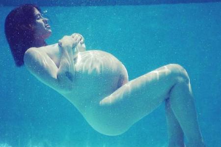 Die kanadisch-US-amerikanische Sängerin Alanis Morissette (42) zelebriert ihre Schwangerschaft: Sie ist kugelrund, nackt - u...