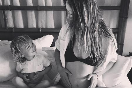 Die US-Schauspielerin Olivia Wilde (32), ihr Verlobter und Schauspiel-Kollege Jason Sudeikis (40) und deren zweijähriger Soh...