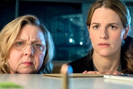 ALVA-Mitarbeiterin Cordula Wernicke (Ramona Kunze-Libnow, l.) und Kollegin Claudia Bischoff (Isabell Pollack) betrachten die...