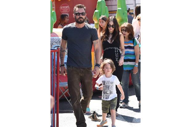 Was für eine schöne Familie! Megan Fox und Brian Austin Green waren am Sonntag zusammen am Farmers Market und genossen mit i...