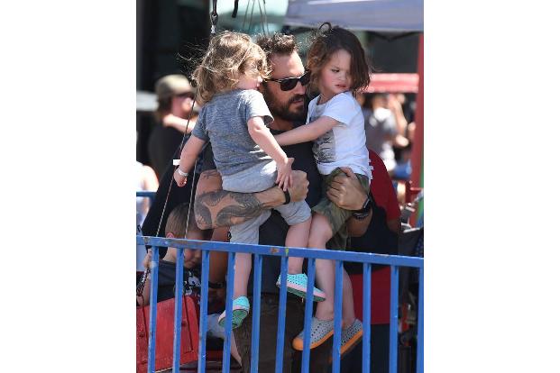 ...Bodhi Ransom Green und Noah Shannon Green das sonnige Kalifornien. Und der stolze Papa wird bald noch mehr alle Hände vol...