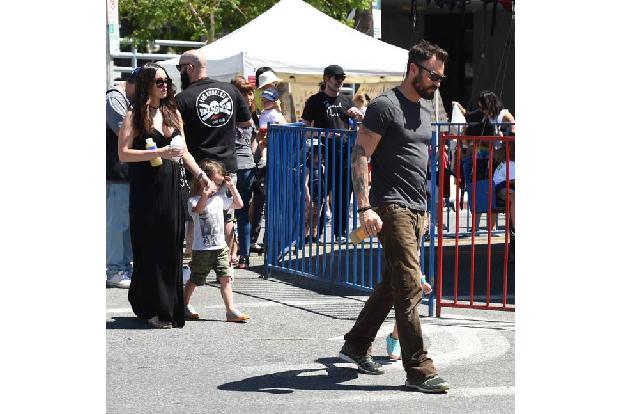 ...Bilder wirken schon ziemlich harmonisch! Und eine fast sechsjährige Ehe wirft man nicht so einfach weg, schon gar nicht, ...