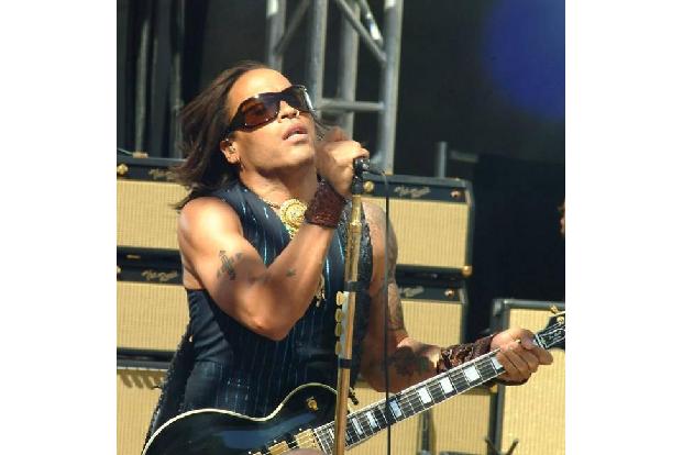 ...ist schon länger wieder Single. Nach der Ehe mit Lisa Bonet dauerte es ebenfalls ein Weilchen, bis er sich offiziell zu e...