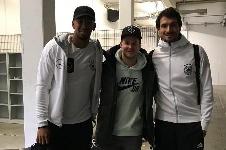 Felix van Deventer zwischen den Fußball-Stars Jérôme Boateng (l.) und Mats Hummels