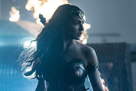 Als kampferprobte Amazone hat Wonder Woman zumindest in den Comics auch schon gegen die Nazis gekämpft, ähnlich wie Captain ...